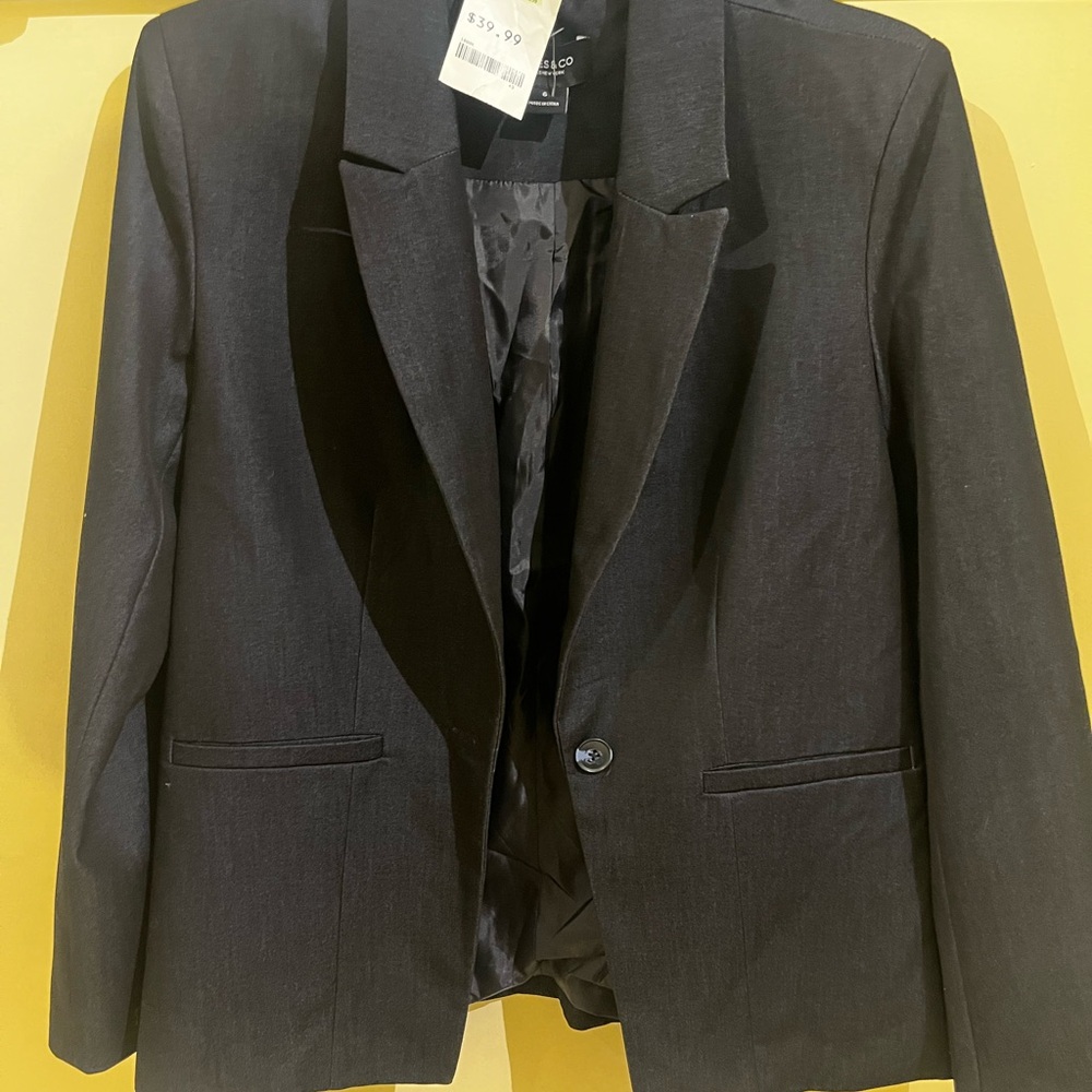New with tags. Women’s deep Navy blazer.